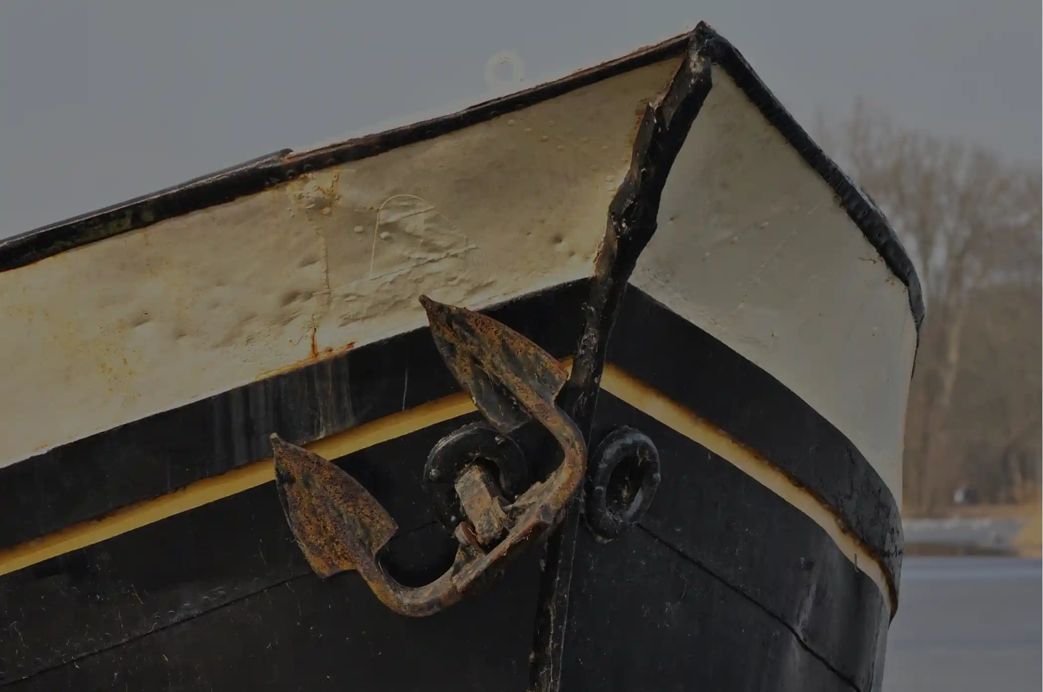 Ein altens schiff mit einem anker am strand