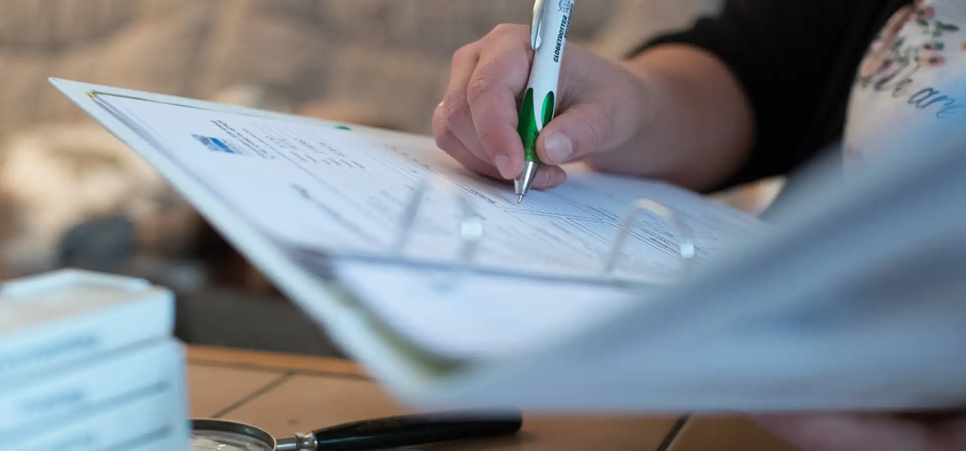 Eine hand schreibt mit stift auf ein papier