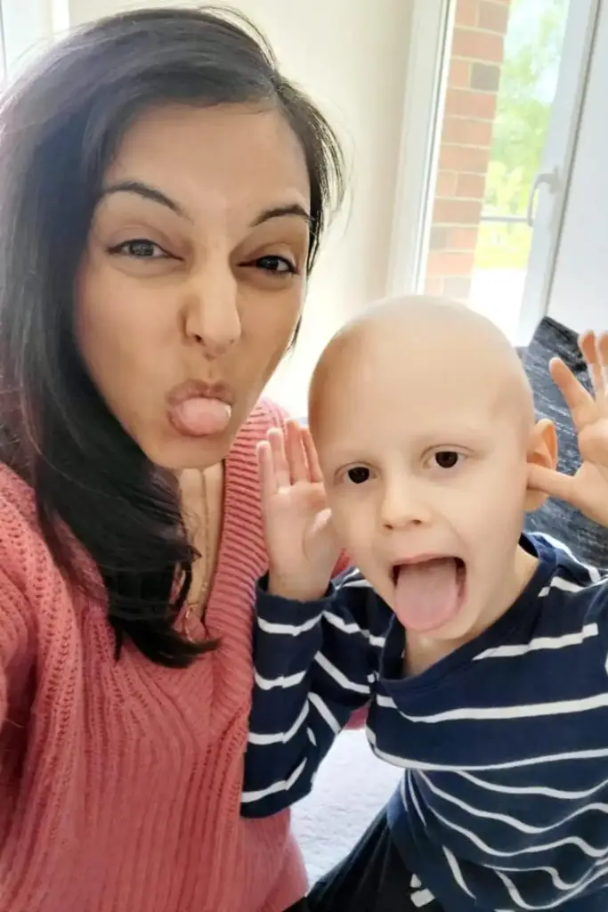 Kidsanker mitarbeiterin mit kind am laecheln