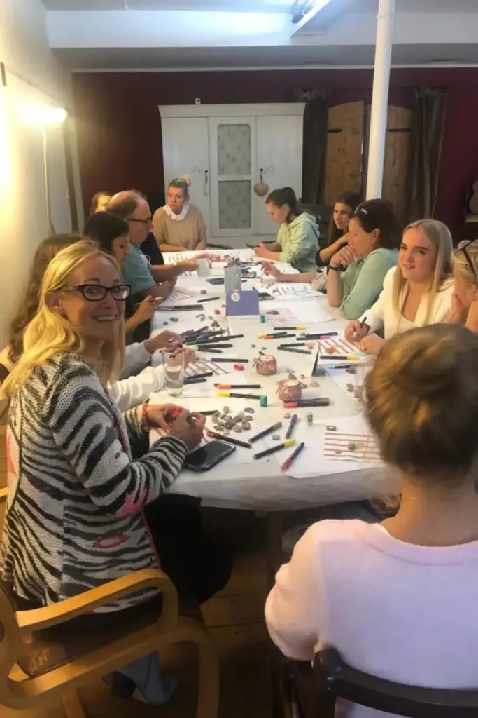 Kidsanker team mit ehrenamtlichen an einem tisch