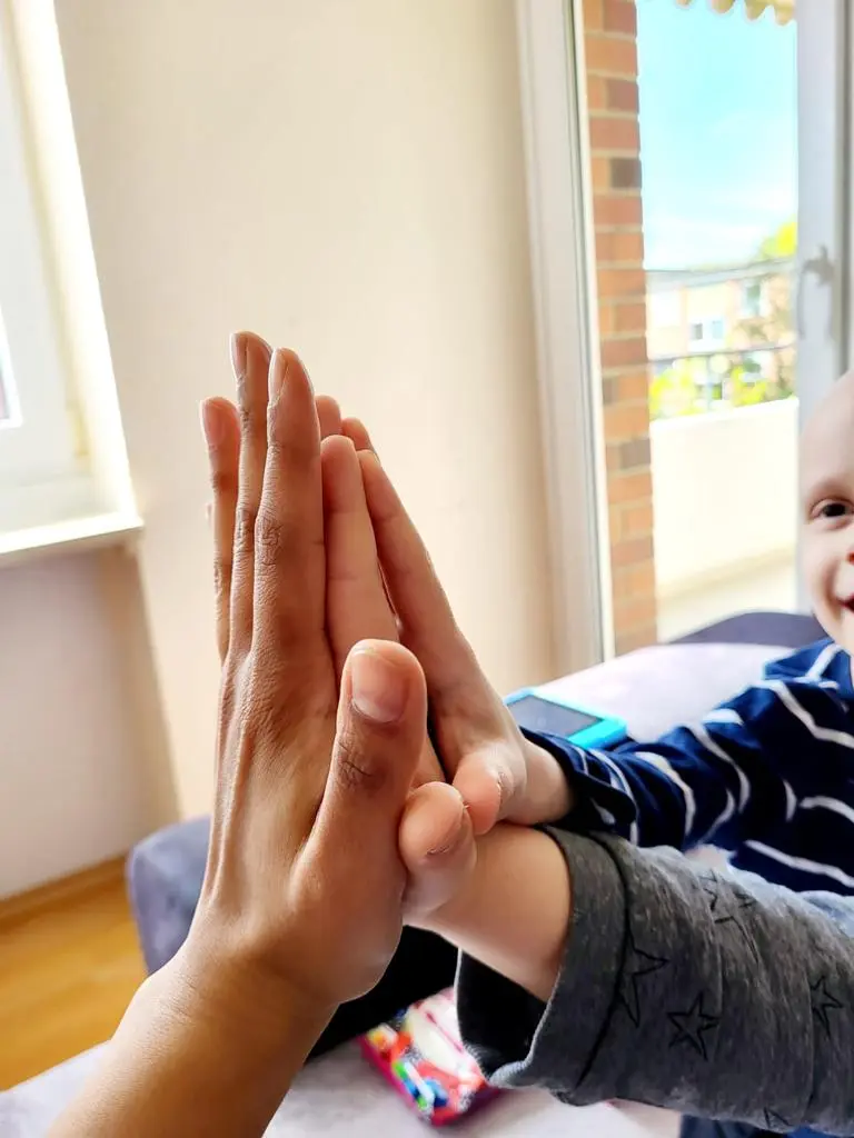 Zwei haende beruehren sich
